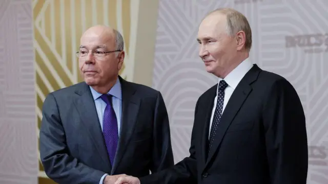 ولادیمیر پوتین رئیس جمهور روسیه در مراسم استقبال از شرکت کنندگان در اجلاس بریکس در کازان از مائورو ویرا وزیر خارجه برزیل استقبال کرد.
ولادیمیر پوتین رئیس جمهور روسیه (راست) و مائورو ویرا، وزیرخارجه برزیل (چپ) 