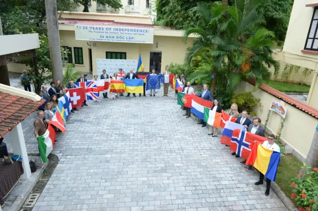 Các đại sứ và người đứng đầu các tổ chức nước ngoài đến Đại sứ quán Ukraine tại Hà Nội để thể hiện sự ủng hộ với chính phủ và người dân nước này hôm 24/8/2026