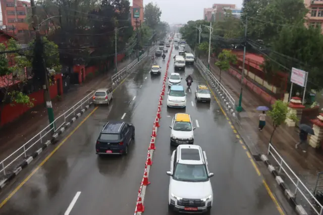 वर्षाले भिजेको काडमाण्डूको सडक