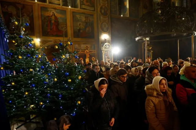 ကိယက်ဗ်မြို့က သူတော်စင်မိုက်ကယ် ရွှေပေါင်းမိုးကျောင်းကျော်မှာ ခရစ္စမတ်ပွဲဆင်နွှဲဖို့ ရောက်နေကြတဲ့ အော်သိုဒေါက် ခရစ်ယာန်တွေ 