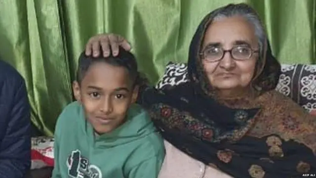 आजी शहनाज बेगमसोबत शाहजेब.