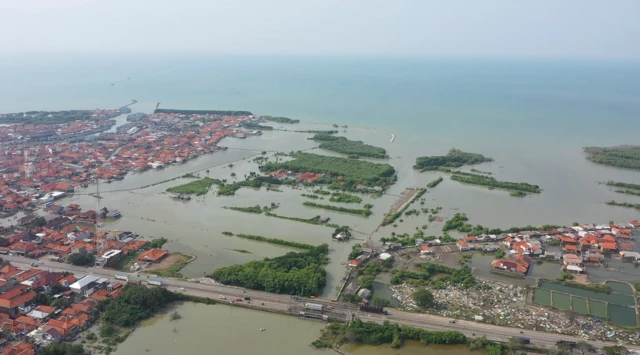 Apa yang terjadi Eretan Wetan, Indramayu, menunjukkan banjir rob setinggi 1 meter terjadi karena penurunan muka tanah lebih dari 10 sentimeter.