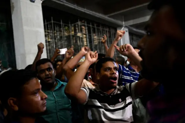 সারারাত জামায়াত সমর্থকরা শাহাবাগে জড়ো হয়ে ছিলেন