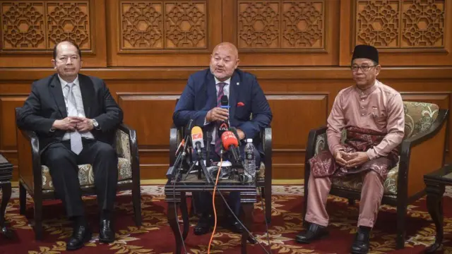 ตันศรี ซุลกิฟลี ไซนัล อะบิดิน (กลาง) ผู้ประสานงานของรัฐบาลมาเลเซียในการพูดคุยสันติสุขระหว่างไทยกับบีอาร์เอ็นที่กรุงกัวลาลัมเปอร์เมื่อวันที่ 7 ก.พ. 2567 ซึ่งมีนายฉัตรชัย บางชวด เป็นหัวหน้าคณะพูดคุยสันติสุขของฝ่ายไทย (ซ้าย) และ นายอานัส อับดุลเราะห์มาน หัวหน้าคณะพูดคุยจากบีอาร์เอ็น (ขวา)