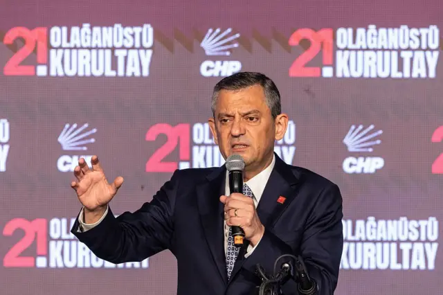 kongrede konuşan özgür özel 