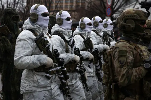 Pripadnici Kosovskih bezbednosnih snaga marširaju na paradi tokom proslave 18. godišnjice nezavisnosti Kosova u Prištini