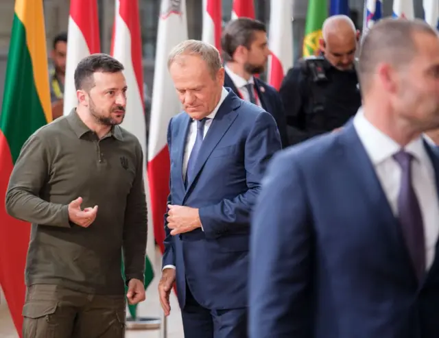 Tổng thống Volodymyr Zelenskyy (trái) và Thủ tướng Ba Lan Donald Tusk (phải) ngày 227/6/2024 tại Brussels, Bỉ 