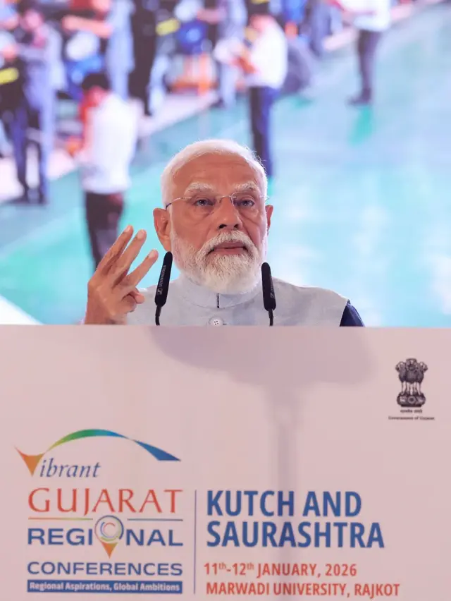 રવિવારે રાજકોટના મોરબી રોડ ખાતે યોજાયેલી વાઇબ્રન્ટ ગુજરાત ગ્લોબલ ઇન્વેસ્ટર્સ સમિટ એટલે કે વાઇબ્રન્ટ ગુજરાતના પ્રથમ દિવસે દેશના ટોચના ઉદ્યોગપતિઓ હાજર રહ્યા હતા. મુકેશ અંબાણી, અદાણી ગુજરાત બીબીસી ગુજરાતી વડા પ્રધાન નરેન્દ્ર મોદી