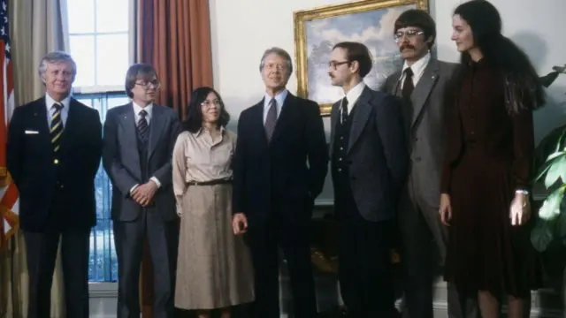 دیدار جیمی کارتر با شش دیپلمات آمریکایی که همزمان با گروگانگیری در سفارت آمریکا، مخفیانه به کمک دولت کانادا از ایران خارج شدند