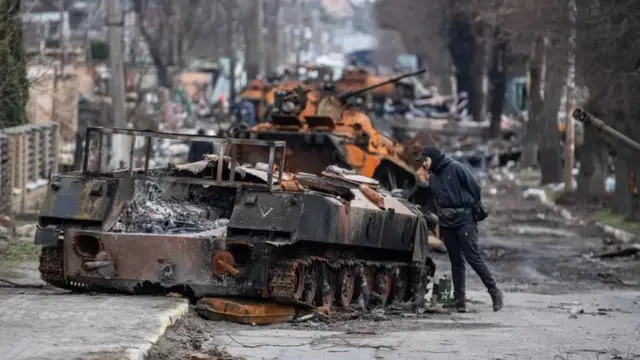 Débris d'un char sur la route.