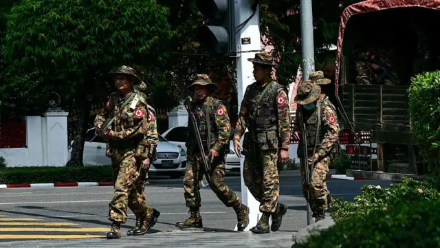 ရန်ကုန်မြို့မှာတွေ့ရတဲ့ စစ်ကောင်စီတပ်ဖွဲ့ဝင်တွေ (ပုံဟောင်း)