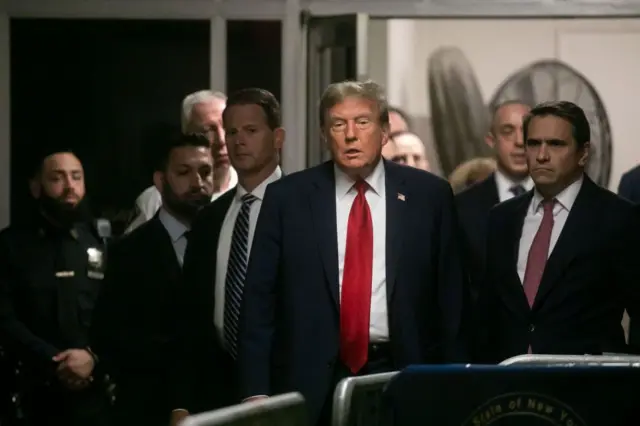 Donald Trump entre dans la salle d'audience