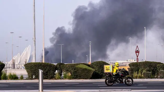 Стовп диму в порту Заїда після іранського удару по Абу-Дабі 1 березня 