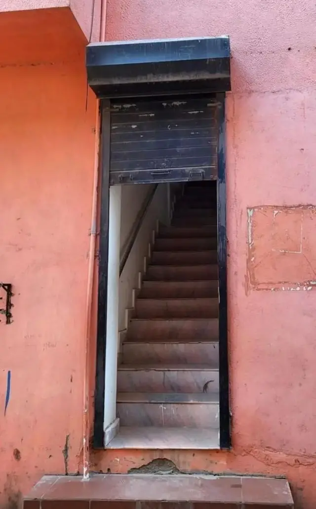 এই সরু সিঁড়িতেই ঘণ্টার পর ঘণ্টা অপেক্ষা করতেন সাধারণ মানুষ তাদের মামলার নিষ্পত্তির জন্য। 