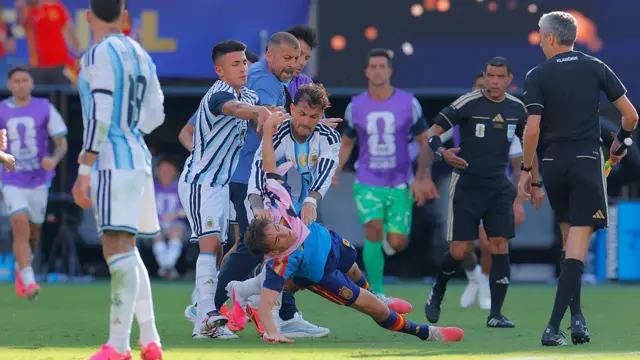Leandro Paredes y Thiago Almada obligan a Gavi a derribarlo.