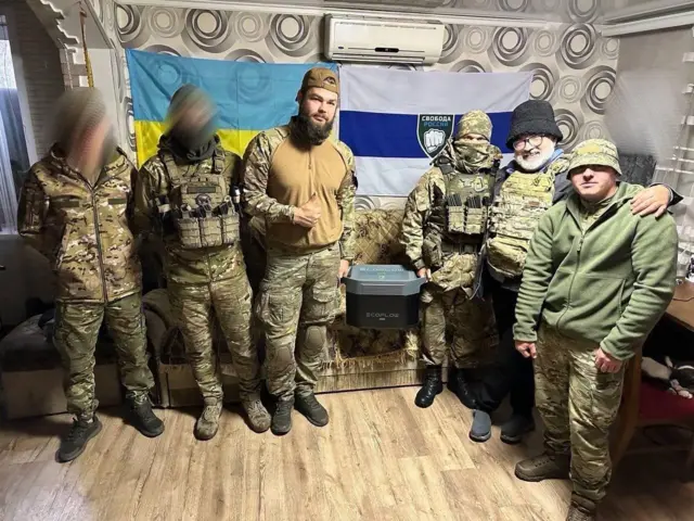 Мужчины в униформе в подвале, у некоторых размыты лица