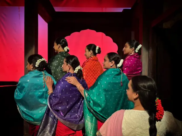 या नाटकात सात विधवांच्या आयुष्याच्या सात कथा आहेत नि या विधवाही सात तऱ्हेच्या आहेत.