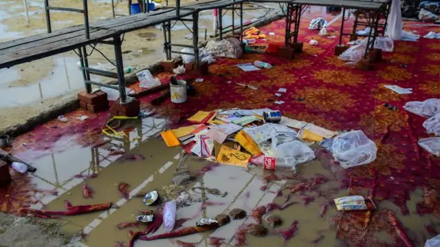 ప్రమాద ప్రాంతంలో చెల్లాచెదురుగా పడి ఉన్న వస్తువులు, బాటిళ్లు, పేపర్లు