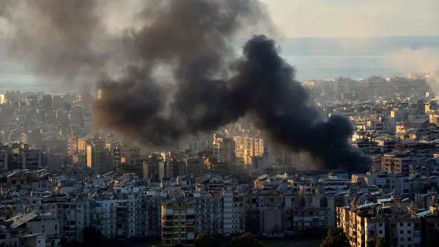 Fumaça sobe em prédio no Líbano