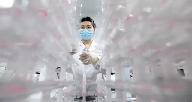 عاملة في مختبر.