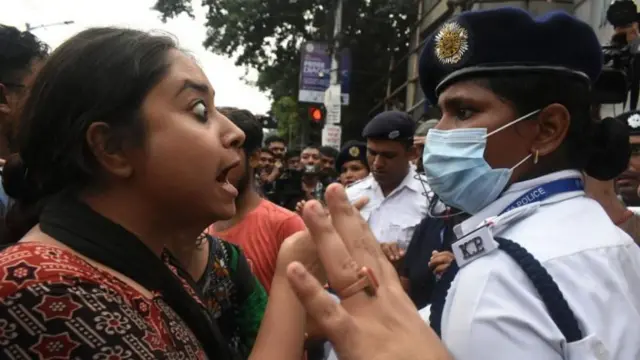 આંદોલનકારી તથા કોલકતા પોલીસ વચ્ચે ચકમકની તસવીર 