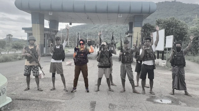 အမျိုးသားရေးလှုပ်ရှားသူ ဒေါ်သီတာယုမွန် (ပုံပါ ဘယ်ဘက် တတိယမြောက် မျက်မှန်တပ် အမျိုးသမီး) ဦးဆောင်တယ်လို့ဆိုတဲ့ မြင်းခြံခရိုင်ပြည်သူ့စစ်အဖွဲ့တွေလည်း ၂၀၂၁ ခုနှစ်နောက်ပိုင်း ပေါ်ပေါက်လာခဲ့ပြီး စစ်ကောင်စီတပ်နဲ့အတူ ပူးပေါင်းလှုပ်ရှားနေပါတယ်။
