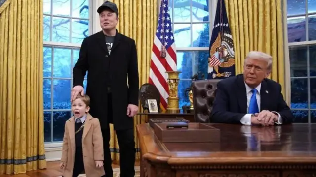 ओव्हल कार्यालयामध्ये राष्ट्राध्यक्ष डोनाल्ड ट्रम्प यांच्या कार्यकारी आदेशांवर स्वाक्षरी करताना मस्क त्यांच्या मुलासोबत दिसले होते.