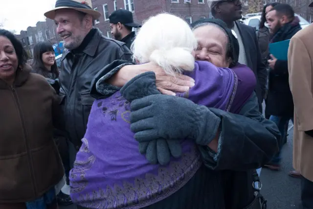 Dos mujeres se abrazan en la calle