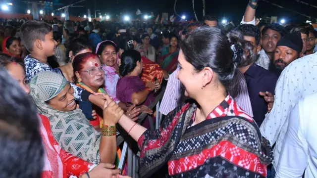 صوفیہ فردوس اپنے ووٹروں کے ساتھ