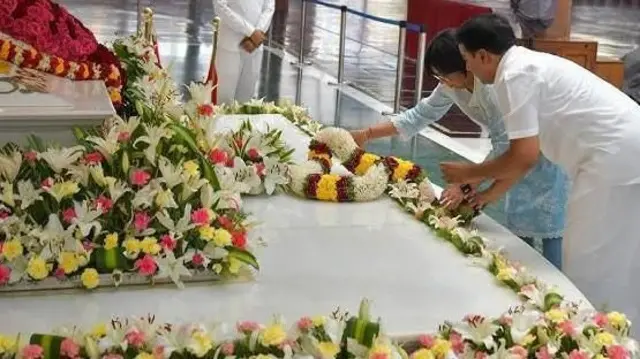 समाधि पर मौजूद रोड्रिगेज़