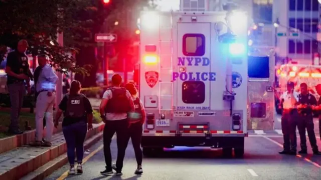 ঘটনাস্থল ঘিরে রাখে পুলিশের সদস্যরা 