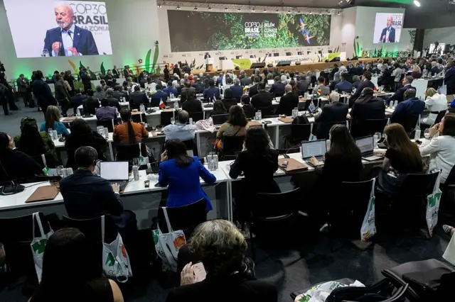 Luiz Inácio Lula da Silva, Perezida wa Brezili, atanga ikiganiro mu nama y'abayobozi ba COP30 i Parque da Cidade, aho iyi nama ibera, i Belém, muri leta ya Pará, muri Brezili, ku wa kane tariki ya 6 Ugushyingo 2025.