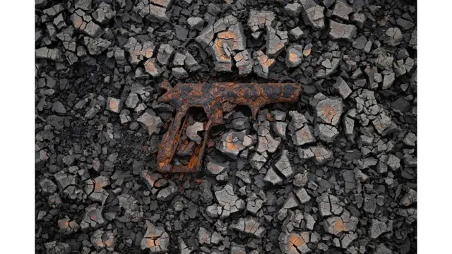 Una pistola desechada sale a la luz cuando los niveles de agua disminuyen en el embalse de Woodhead