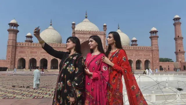 लाहौर की मस्जिद में पाकिस्तान की कुछ युवतियां