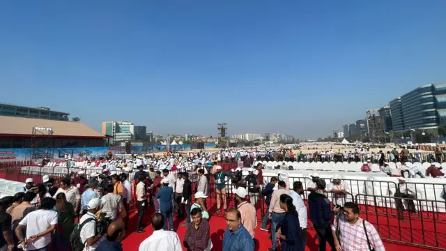 कार्यक्रमासाठी जमा झालेली गर्दी