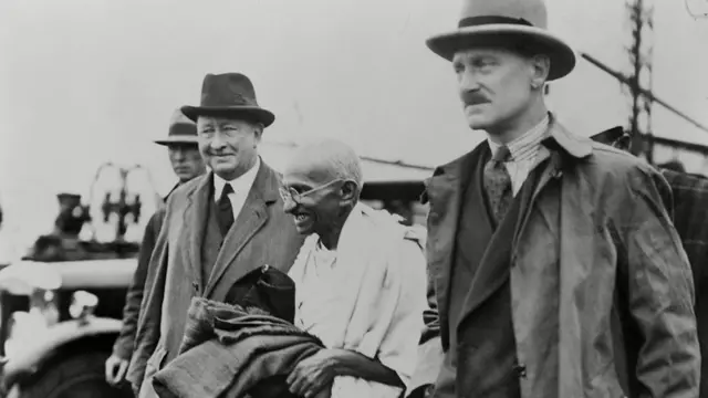 ማሃትማ ጋንዲ ኣብ መንጎ እንግሊዛውያን ጻዕዳ ኽዳን ለቢሱ ይርአ