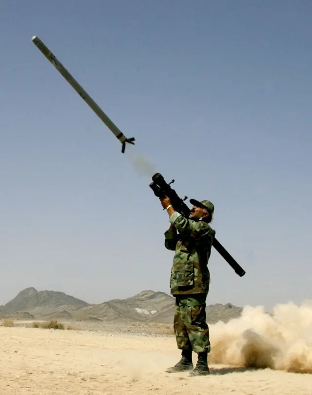 یک نیروی نظامی ایرانی در جریان رزمایشی در استان سیستان و بلوچستان، در شرق زاهدان و نزدیک مرز پاکستان، یک موشک دوش‌پرتاب شلیک می‌کند - ۲۱ اوت ۲۰۰۶ (۳۰ مرداد ۱۳۸۵)