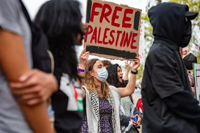 Para demonstran pro-Palestina berkumpul di luar kompleks Universitas Harvard, pada April 2025.