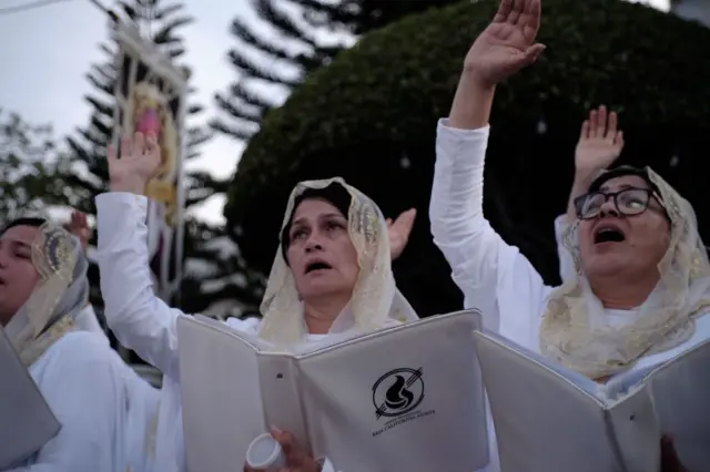 Miembros de la Iglesia La Luz del Mundo levantan las manos durante una misa en Hermosa Provincia, la sede del grupo religioso, como parte de la celebración de 'La Santa Convocación' el 14 de agosto de 2023 en Guadalajara, México. (Foto: Leonardo Alvarez Hernandez/Getty Images)