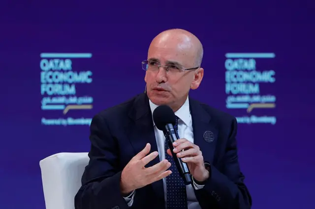 Mehmet Şimşek, 20 Mayıs'ta katıldığı Katar Ekonomik Forumu'nda konuşuyor.