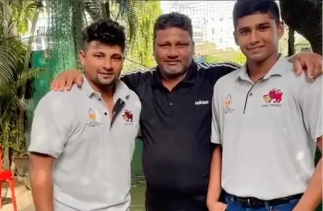 भाई सरफराज और पिता नौशाद खान के साथ मुशीर खान