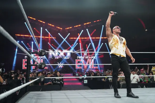 Dwaye Johnson como La Roca en el cuadrilátero de la WWE.