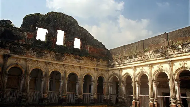 সোনারগাঁয়ের মধ্যযুগে নির্মিত একটি ভবনের অংশ বিশেষ