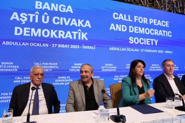 DEM Parti heyeti tarihi açıklamayı okuyor 