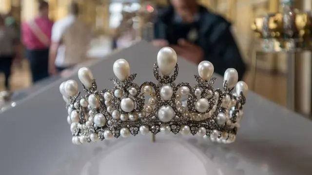 Корона императрицы Евгении выставлена в Лувре 27 апреля 2025 года в Париже, Франция.