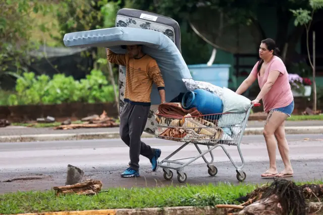 Foto mostra casal levando pertencesgrupo telegram galera betum carrinho 