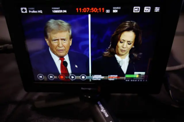 Monitor muestra el debate entre Trump y Harris