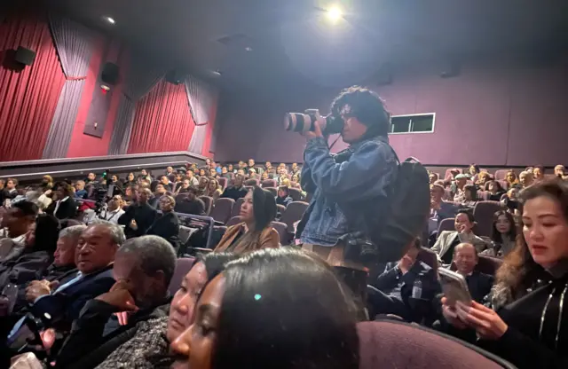 Khán giả trong buổi chiếu ra mắt phim “The King of Trash” tại thành phố Oakland, California