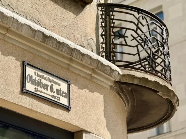 U centru Budimpešte, postoji ulica koja nosi ime 6. oktobar