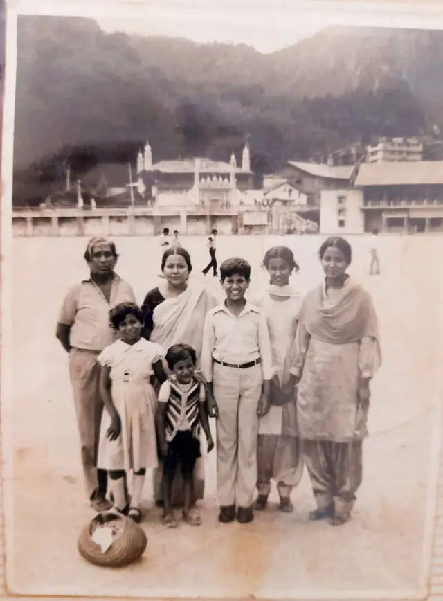1986 में मेरे मां-बाप हम पांच भाई बहनों के साथ